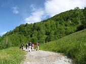 Facile, panoramica, bella escursione su strada sterrata da Avolasio ai Piani d’Artavaggio il 2 giugno 2010 - FOTOGALLERY